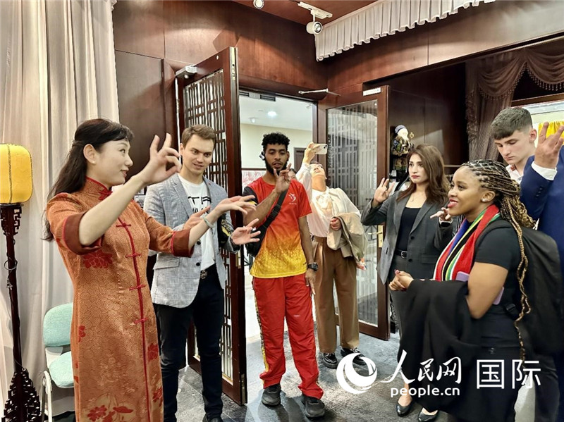 國際民間人士代表團參觀古北市民中心昆曲教室。人民網(wǎng)記者 周雨攝