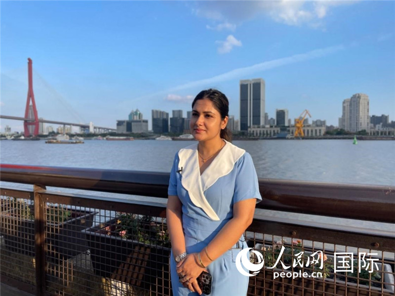孟加拉國Channel24電視頻道主持人伊斯拉特·阿敏在上海市楊浦濱江接受采訪。 人民網(wǎng)記者 張榮攝