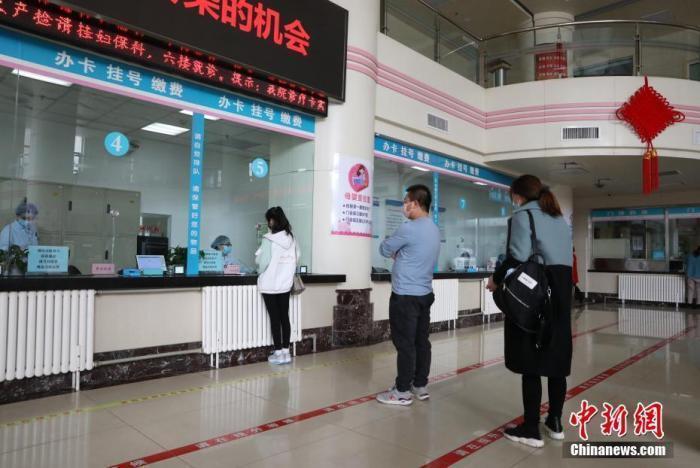 資料圖：市民在醫(yī)院門診大廳間隔排隊(duì)掛號(hào)。<a target='_blank' href='/'><p  align=