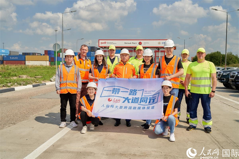 人民網(wǎng)記者在莫斯科別雷拉斯特物流中心采訪。