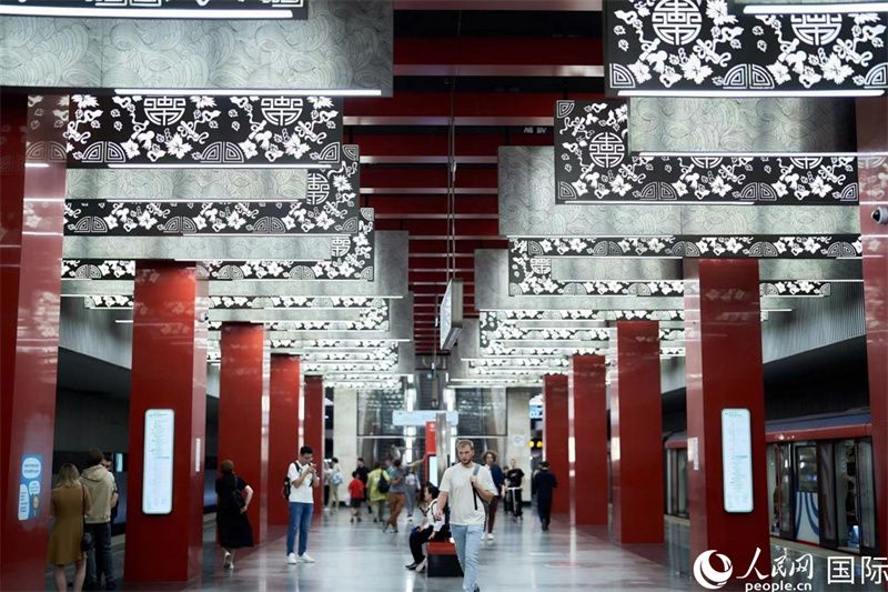 莫斯科米丘林大街地鐵站洋溢著濃郁的“中國風(fēng)”。人民網(wǎng)記者 馬天翼攝