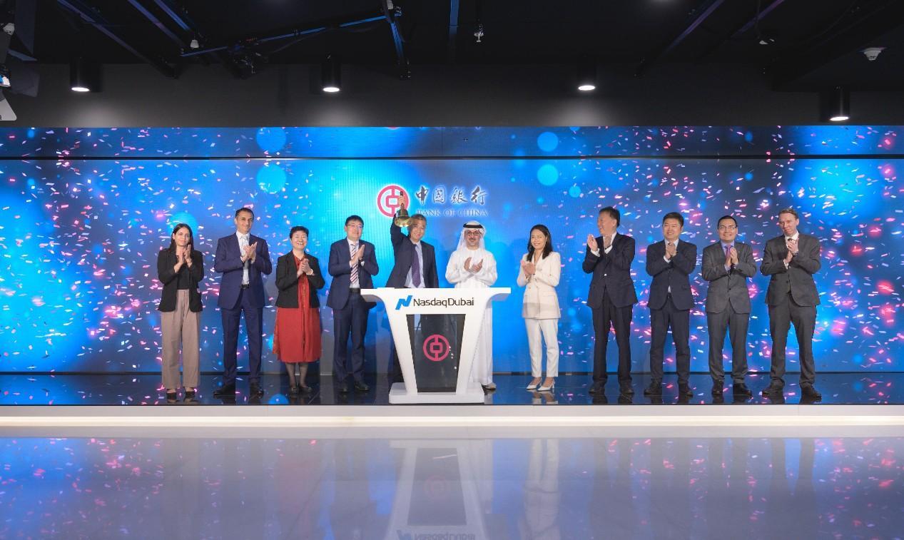 圖為中外嘉賓出席搖鈴儀式。迪拜納斯達(dá)克供圖