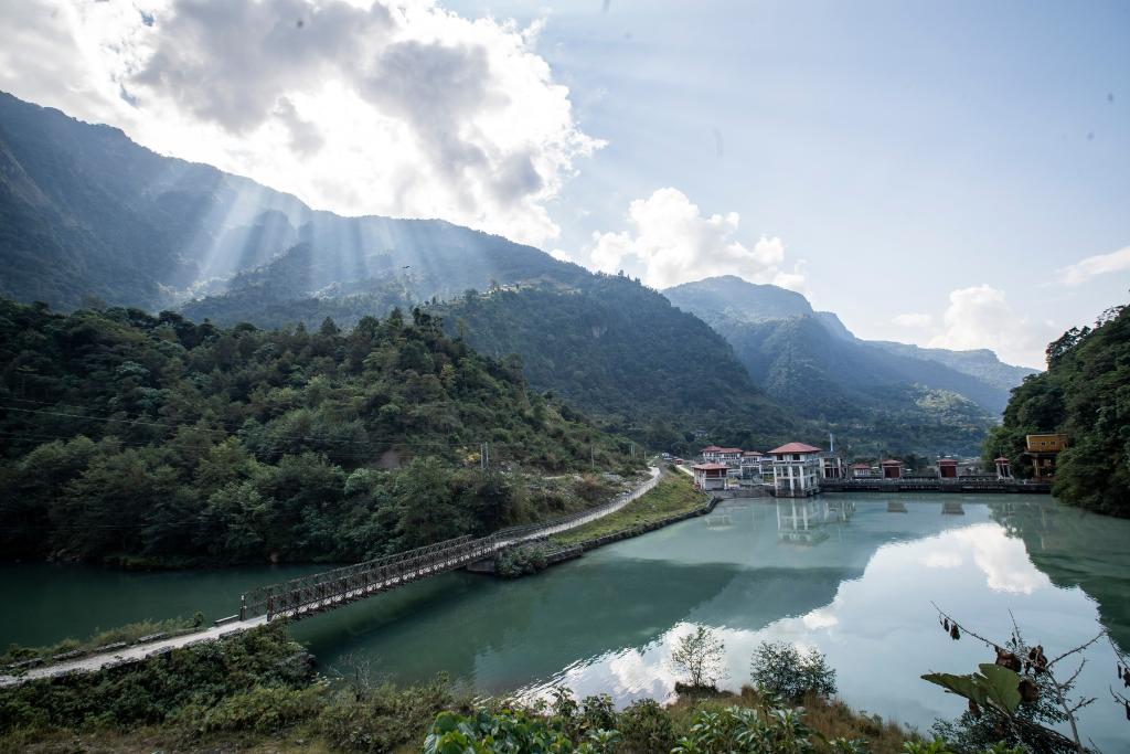 這是2022年11月8日拍攝的尼泊爾上馬相迪A水電站大壩。上馬相迪A水電站位于尼泊爾西部勒姆宗縣，2013年1月開工建設(shè)，2017年1月1日投入商業(yè)運營。該水電站投入運營以來，極大緩解了尼泊爾電力緊缺局面。新華社發(fā)（哈里·馬哈爾詹 攝）