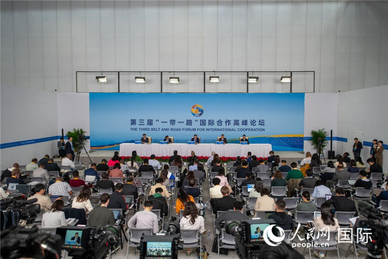 10月16日，第三屆“一帶一路”國(guó)際合作高峰論壇新聞中心在北京國(guó)家會(huì)議中心舉行首場(chǎng)吹風(fēng)會(huì)，邀請(qǐng)自然資源部國(guó)際合作司和相關(guān)單位負(fù)責(zé)人介紹有關(guān)情況，并回答記者提問(wèn)。人民網(wǎng)記者 翁奇羽攝