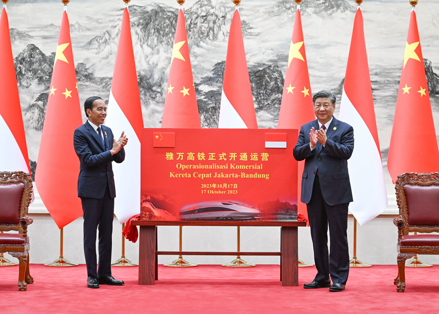 10月17日下午，國家主席習近平在北京人民大會堂同來華出席第三屆“一帶一路”國際合作高峰論壇并進行國事訪問的印度尼西亞總統(tǒng)佐科舉行會談。會談后，兩國元首共同為雅萬高鐵正式開通運營揭幕。