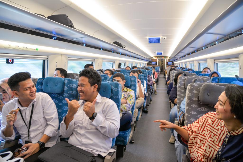 10月17日，乘客在行駛中的雅萬高鐵高速動車組列車車廂內(nèi)交談。