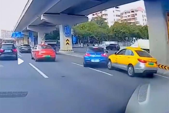 視頻截圖顯示，發(fā)生碰撞的剎那，出租車后方似乎確有車燈點亮。