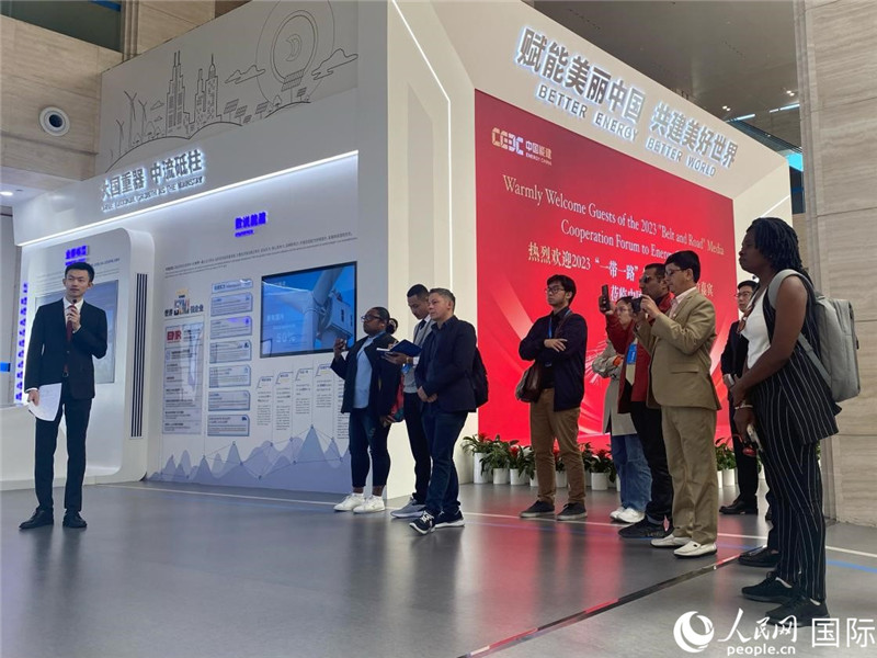 2023“一帶一路”媒體合作論壇聯(lián)合采訪團(tuán)參訪中國能建。人民網(wǎng)記者 于洋攝