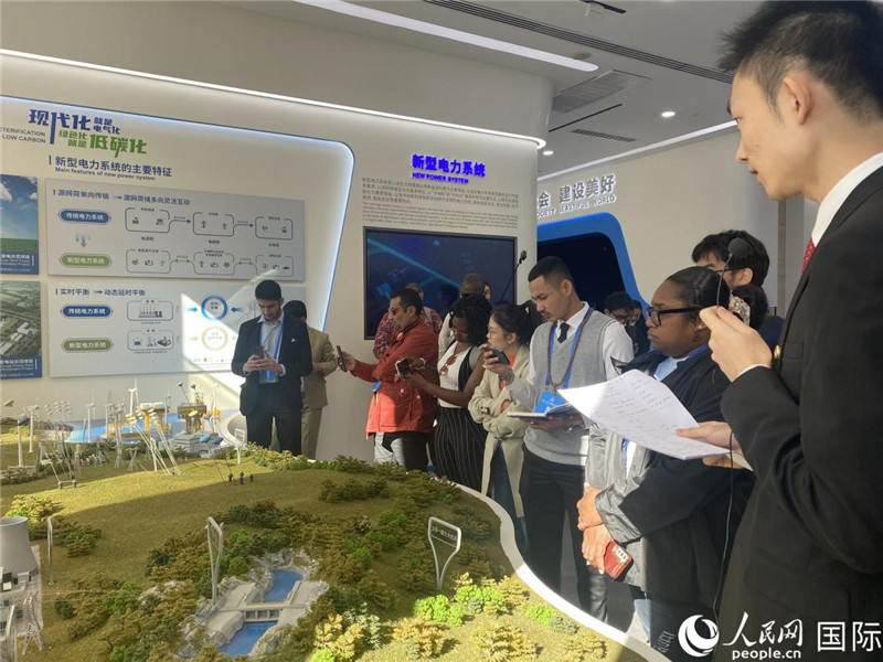 2023“一帶一路”媒體合作論壇聯(lián)合采訪團(tuán)參訪中國能建。人民網(wǎng)記者 于洋攝