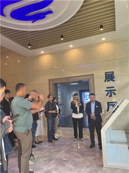 （在文瀾智谷中試產(chǎn)業(yè)基地，中外記者深入了解科技轉(zhuǎn)化情況 趙橙涔攝）