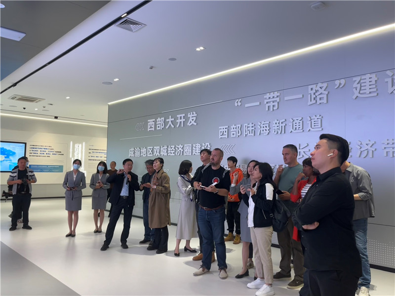 （成都國際鐵路港展廳，中外記者邊聽邊記，了解成都國際鐵路港運行情況 趙橙涔攝