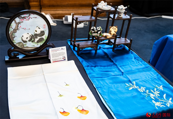 活動現場的現場文創(chuàng)展、互動體驗區(qū)、非遺區(qū)展示。人民網 郭錦標攝