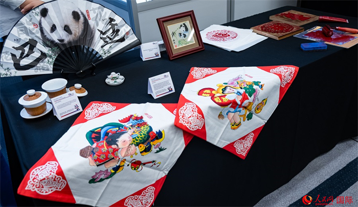 活動現場的現場文創(chuàng)展、互動體驗區(qū)、非遺區(qū)展示。人民網 郭錦標攝
