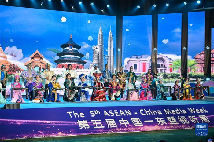 10月21日，在馬來西亞行政首都普特拉賈亞，演員在第五屆中國(guó)—東盟視聽周開幕活動(dòng)上表演。新華社記者 程一恒 攝