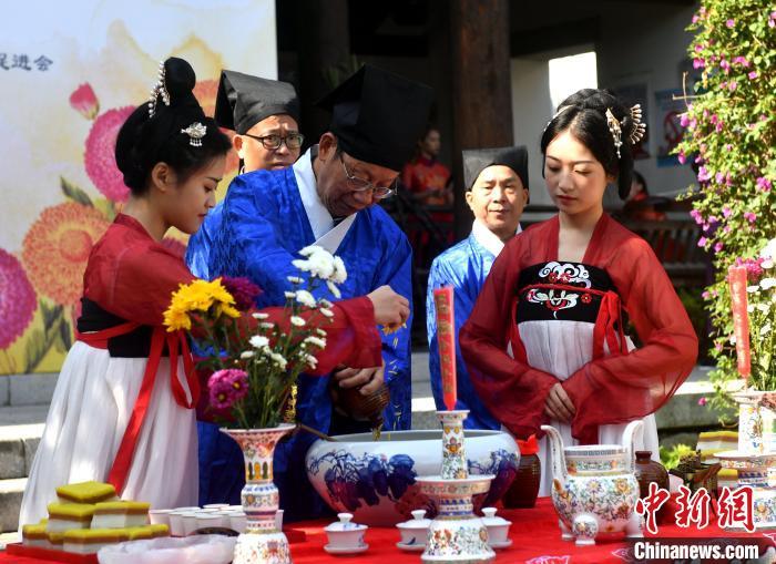 資料圖：圖為傳統(tǒng)重陽祭酒儀式?！蚊?攝