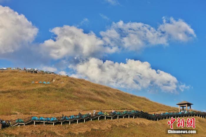 資料圖：圖為江西武功山高山草甸旁的登山步道，游客在登山。 劉力鑫 攝