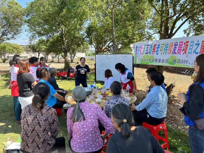 10月23日，廣東韶關農村的互助養(yǎng)老探索，結合仁化縣董塘鎮(zhèn)新龍村的重陽節(jié)活動，將村支書、婦女主任、項目管理人員、新龍村助老員、村民志愿者、健康熱心的老人聚集在一起。 受訪者供圖