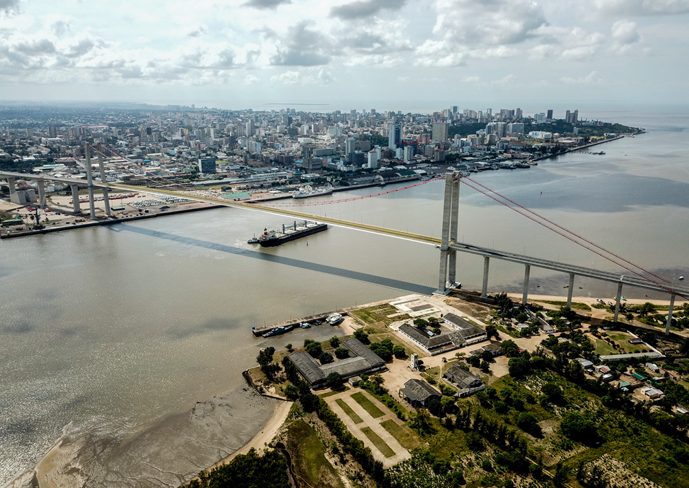 這是2019年4月8日在莫桑比克首都馬普托拍攝的馬普托大橋（無人機(jī)照片）。新華社記者 張宇 攝