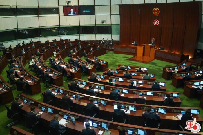李家超在立法會(huì)宣讀新一份施政報(bào)告。圖片來(lái)源：香港“點(diǎn)新聞” 麥鈞杰 攝