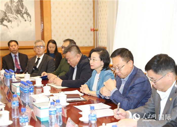 1.2023年10月30日，沈敏娟（右三）大使與中企代表座談。人民網(wǎng)記者 霍文攝