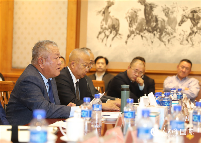 2.2023年10月30日，張義波（左一）會(huì)長(zhǎng)匯報(bào)商會(huì)工作情況。人民網(wǎng)記者 霍文攝