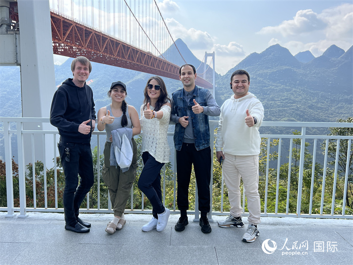 歐亞國家記者在壩陵河大橋下合影，并給大橋“點贊”。人民網(wǎng) 花放攝