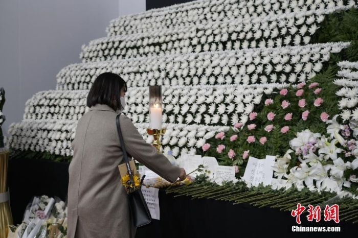 當地時間11月1日23時45分許，韓國民眾在位于首爾廣場的集體焚香所悼念梨泰院踩踏事故遇難者。 <a target='_blank' href='/'><p  align=