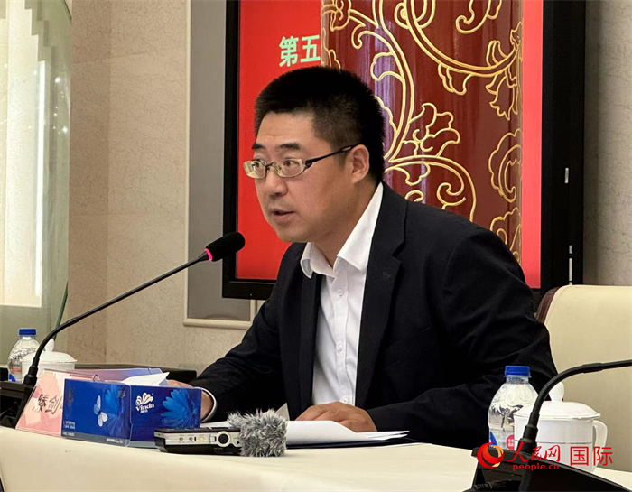 10月31日，歐美同學(xué)會(huì)副秘書長滕劍峰在第五屆中法文化論壇媒體吹風(fēng)會(huì)上講話。（人民網(wǎng) 謝瑩攝）