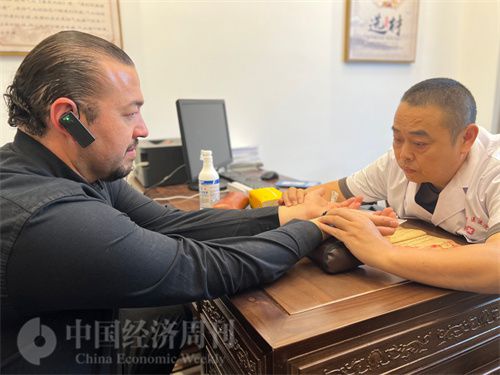   （外媒記者走進(jìn)中醫(yī)堂，問(wèn)診中醫(yī)名師。中國(guó)經(jīng)濟(jì)周刊記者 郭志強(qiáng)攝）