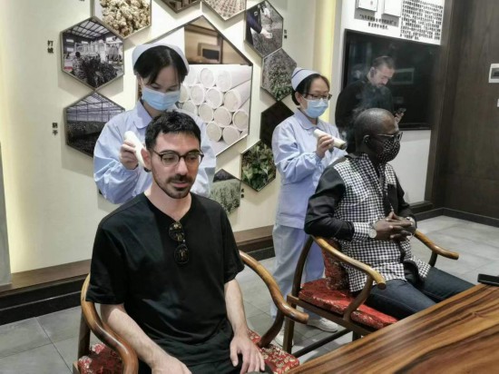 2023“一帶一路”媒體合作論壇聯(lián)合采訪團(tuán)團(tuán)員在九牛草展示館體驗(yàn)艾灸。（本報(bào)記者 黃超攝）