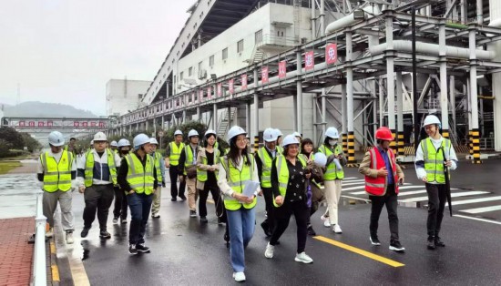   2023“一帶一路”媒體合作論壇聯(lián)合采訪團(tuán)走進(jìn)國(guó)家電投江西公司分宜電廠廠區(qū)。（本報(bào)記者 周歡攝）