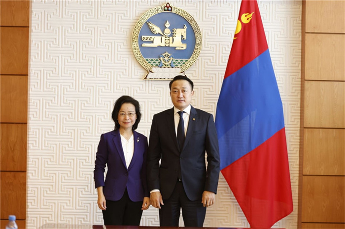 10月31日，中國駐蒙古國大使沈敏娟到任拜會蒙政府辦公廳主任兼蒙古人民黨總書記阿瑪爾巴伊斯格楞（右）。中國駐蒙古使館供圖
