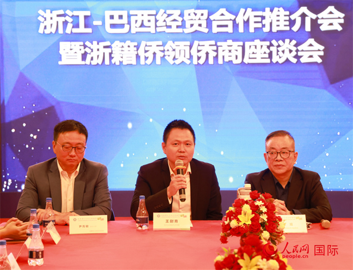 中國駐里約代總領(lǐng)事王尉育（中）在活動中致辭。人民網(wǎng)記者 陳海琪攝