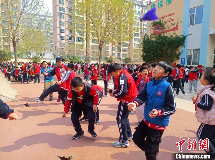 資料圖：小學(xué)生在大課間踢毽子。黃建 攝