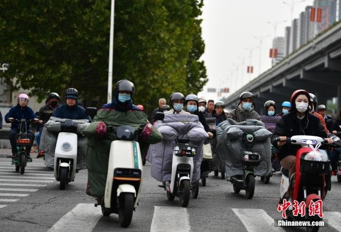 11月3日，河北石家莊迎降溫天氣，市民“捂”裝出行。 <a target='_blank' href='/'><p  align=