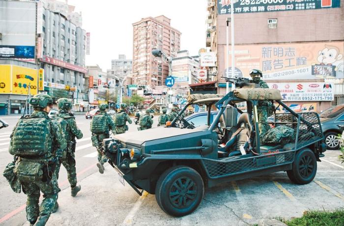 圖為2021年臺陸軍特種作戰(zhàn)指揮部在演習(xí)。圖片來源：臺灣《中國時報》。