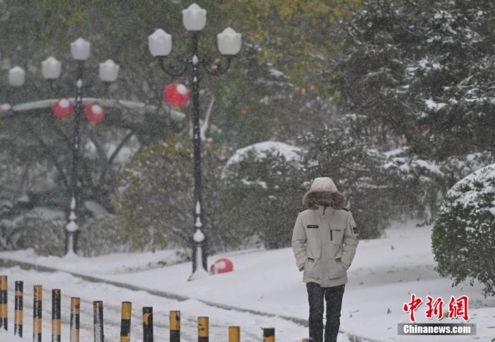 圖為市民在雪中出行。 <a target='_blank' href='/' ><p  align=