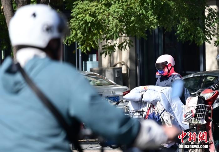 石家莊街頭，市民紛紛穿上厚厚的外套“捂”裝前行。 <a target='_blank' href='/'><p  align=