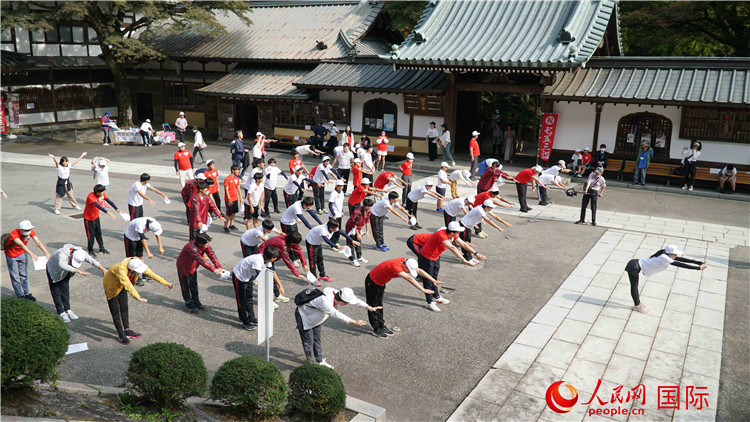 開跑前，中日青少年一起做熱身運動。人民網(wǎng) 蔣曉辰攝