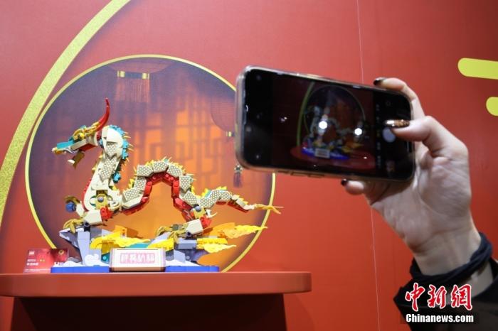 第六屆中國國際進口博覽會舉行，消費品展區(qū)展出以生肖龍為題材的中國元素產(chǎn)品。<a target='_blank' href='/'><p  align=