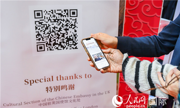 觀眾掃碼《我們的中國(guó)故事》系列視頻。人民網(wǎng) 郭錦標(biāo)攝