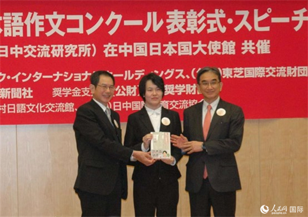 日本駐華大使垂秀夫（右一）、日本僑報社總編輯段躍中（左一）和趙志琳同學合影留念。人民網(wǎng)記者 陳建軍攝