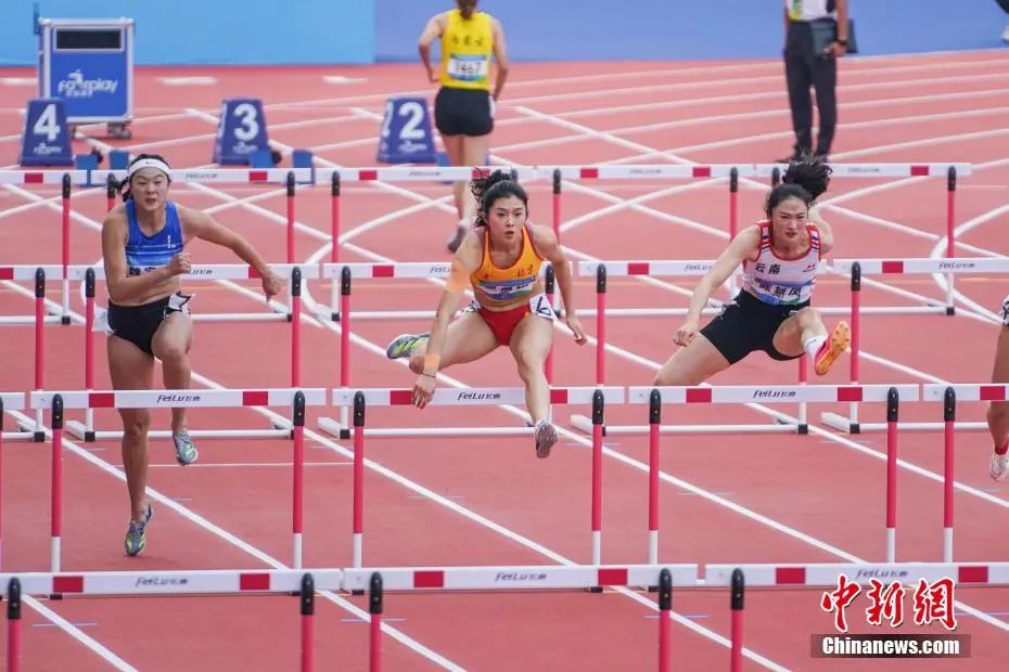 第一屆全國學(xué)生(青年)運動會田徑女子大學(xué)乙組100米欄決賽中，吳艷妮輕松奪冠。圖為吳艷妮在比賽中。陳冠言 攝