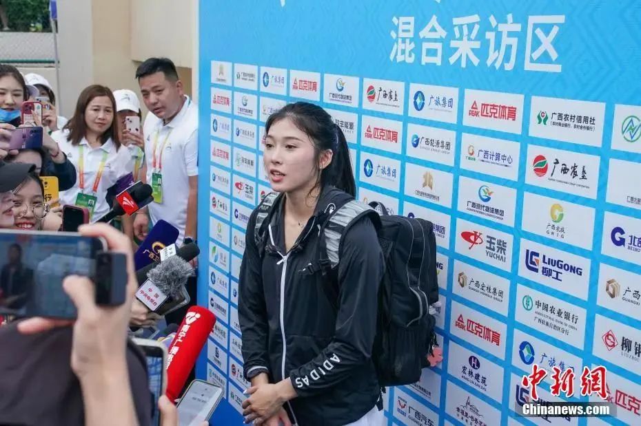 圖為吳艷妮在10日比賽結(jié)束后接受媒體采訪。陳冠言 攝