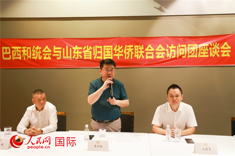 中國僑聯(lián)副主席、山東省僑聯(lián)主席李興鈺（中）在座談會上致辭。人民網(wǎng)記者 陳海琪攝