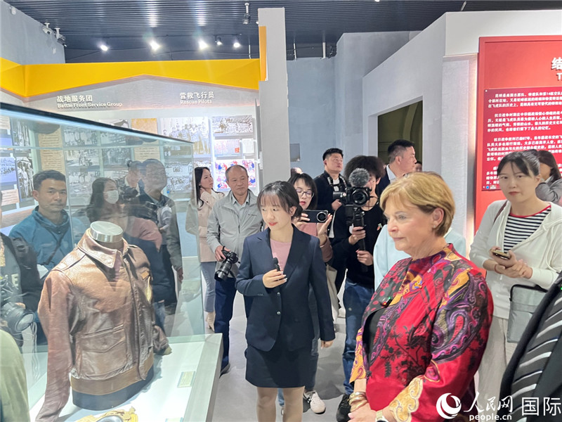 飛虎隊指揮官陳納德將軍外孫女嘉蘭惠（右）在參觀昆明市博物館展示的文物。人民網(wǎng) 趙瞳攝