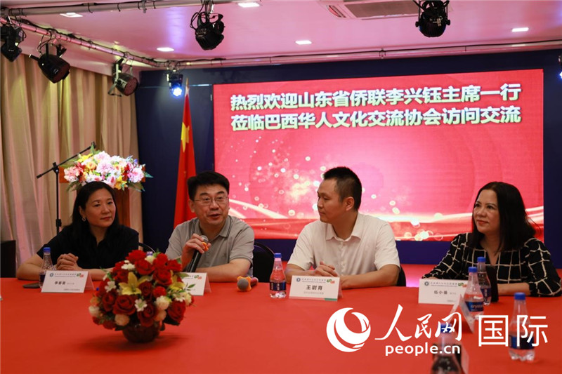 山東省僑聯(lián)主席李興鈺（左二）和與會(huì)僑領(lǐng)座談。人民網(wǎng)記者宋亦然攝