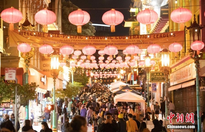 當(dāng)?shù)貢r間11月10日，美國舊金山唐人街夜市人頭攢動。亞太經(jīng)合組織(APEC)第三十次領(lǐng)導(dǎo)人非正式會議將在舊金山舉行，當(dāng)?shù)靥迫私钟媱澟e辦包括夜市在內(nèi)的多場活動，以吸引與會者、游客和市民的光顧。<a target='_blank' href='/'><p  align=