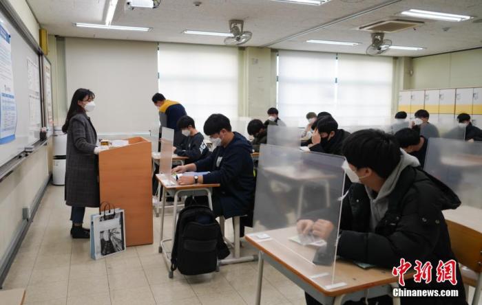 12月3日，延遲近一個月的韓國高考舉行。據(jù)韓國教育部消息，今年考生約49.34萬人，創(chuàng)歷史最低紀錄。圖為在首爾某考點內(nèi)，考桌上設(shè)有隔板。