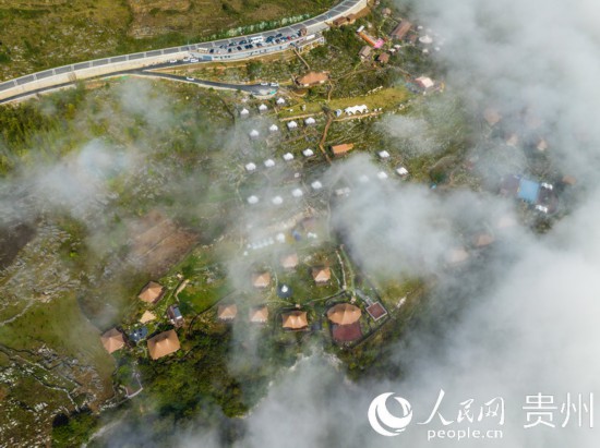 航拍掩映在晨間薄霧中的“花都里·化屋野奢度假營地“。人民網(wǎng) 陽茜攝